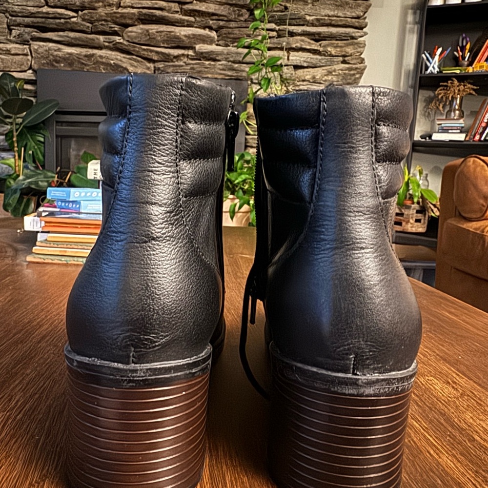 Clark’s boots 9.5 new in box